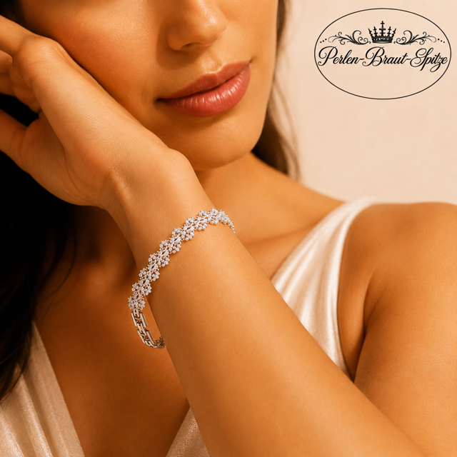 Silber Armband Damen getragen – Perlen-Braut-Spitze Elegantes silberfarbenes Armband für Damen getragen am Handgelenk – Perlen-Braut-Spitze